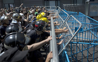 Protestierende Feuerwehrleute versuchen am Sonntag abend, Polize...