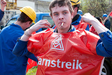 IG Metall hat Probleme der Jugend wie mangelnde &Uuml;bernahme u...