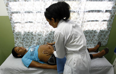 Geburtshilfe durch kubanische Ärztinnen im Rahmen von »Barrio Ad...