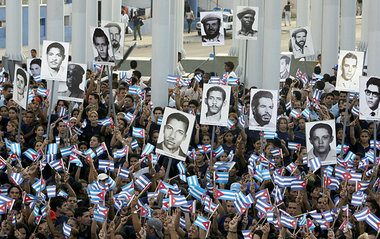 Kubaner demonstrieren mit Fotos getöteter Menschen gegen den von...