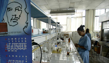 Kubanische Wissenschaftlerinnen in einem medizinischen Labor in ...
