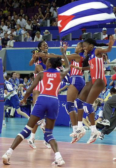 Kubas Volleyballerinnen feiern bei den Olympischen Spielen 2000 ...