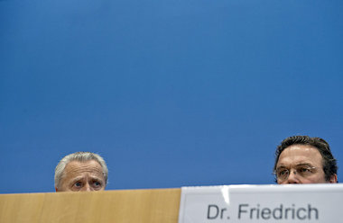 Beschr&auml;nkt erkenntnisbereit: Innenminister Hans-Peter Fried...