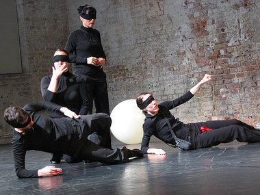 Um Macht und Abhängigkeit geht es im von Murray choreograph... Um Macht und Abhängigkeit geht es im von Murray choreograph...