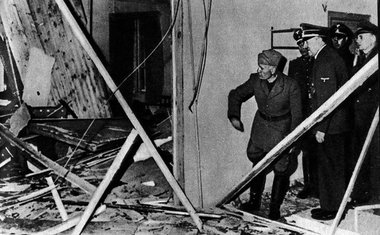 Hitler zeigt Mussolini (links) noch am Tag des Geschehens den Sc... Hitler zeigt Mussolini (links) noch am Tag des Geschehens den Sc...