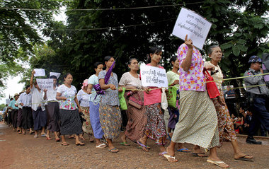 Bauern in der Nähe von Yangon demonstrieren gegen die Konfi... Bauern in der Nähe von Yangon demonstrieren gegen die Konfi...