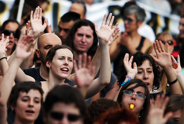 »Hände hoch, das ist ein Überfall!« Immer mehr Spanier – hier am... »Hände hoch, das ist ein Überfall!« Immer mehr Spanier – hier am...
