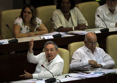 Kubas Pr&auml;sident Ra&uacute;l Castro (vorne links, neben sein...