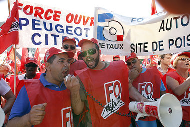 Proteste vor der Zentrale des französischen Konzerns PSA Peugeot...
