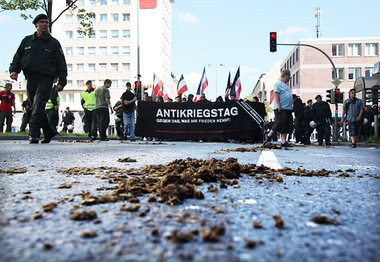 1. September 2011 in Dortmund: Neofaschisten vor passenden Haufe...