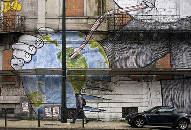 Ein Graffito in Lissabon im November 2010: Irland hat sich soebe...