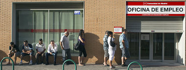 Besserung nicht in Sicht: Schlange vor einem Madrider Arbeitsamt...