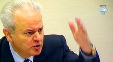 Milosevic am 14. Februar 2002 in einer TV-Übertragung aus Den Ha...