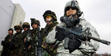 Alles unter Kontrolle in Riga: Nato-Soldaten posierten am Montag...