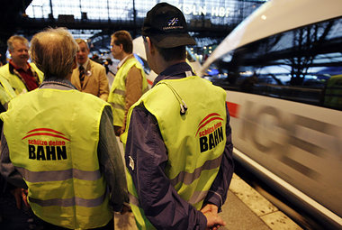 Transnet-Mitglieder beim Warnstreik im Kölner Hauptbahnhof, 29. ...