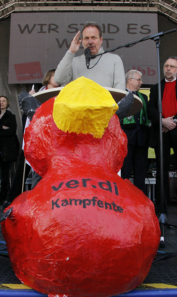 Ver.di-Kampfente in Angriffsposition (mit Gewerkschaftschaftsvor...