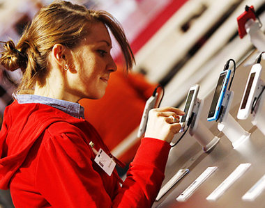 Smartphones auf der CeBit vom März: Life’s good, wirbt ein Elekt...