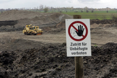 Die illegale Mülldeponie in der Tongrube Vehlitz (April 200... Die illegale Mülldeponie in der Tongrube Vehlitz (April 200...
