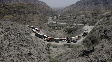 NATO-Trucks am Khyber-Paß an der Grenze Pakistan – Afghanistan NATO-Trucks am Khyber-Paß an der Grenze Pakistan – Afghanistan