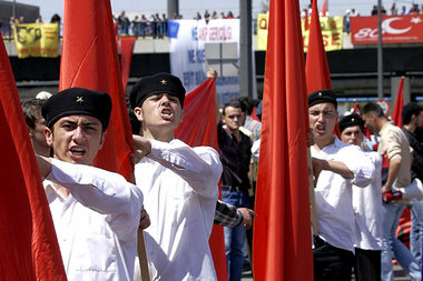 Marschformation der DHKP-C am 1. Mai 2004 in Ankara