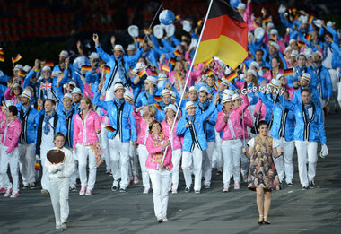 Die Flagge, die sauber bleiben soll, bei der Eröffnungsfeie... Die Flagge, die sauber bleiben soll, bei der Eröffnungsfeie...