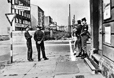 Im Herbst 1961 auf der Grenzmarkierung in Berlin