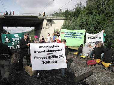 Rund 90 Menschen besetzten am Dienstag morgen die Hambachbahn, a...