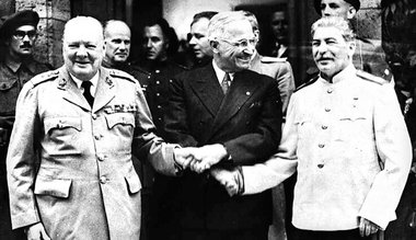 Josef Stalin, hier mit den Staatschefs der USA und Gro&amp;szlig...