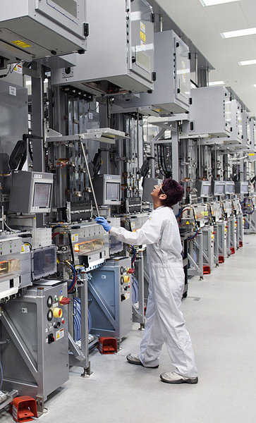 Produktionsanlage in der Solarfabrik von Sovello in Bitterfeld