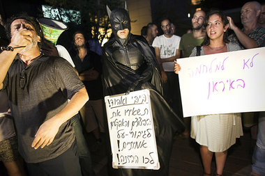 Auch im Batman-Kostüm: Israelis demonstrieren am Sonntag ab... Auch im Batman-Kostüm: Israelis demonstrieren am Sonntag ab...