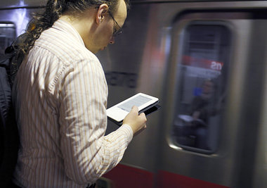 Klein, handlich und hunderte Bücher im Speicher: Das E-Book biet...