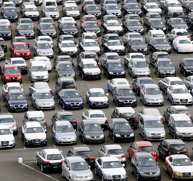 Gehen die alle nach China? Neuwagen von Audi und VW im Emdener H... Gehen die alle nach China? Neuwagen von Audi und VW im Emdener H...
