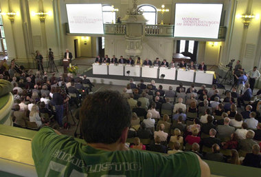 &Uuml;bergabe des Abschlu&szlig;berichts der Kommission &raquo;M...