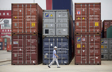 Bald weniger voll? Containerhafen in der Wirtschaftsmetropole Wu...