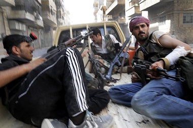 Aufständische beim Vorrücken in Aleppo (1. August 2012)