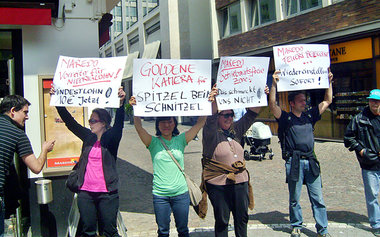 Solidaritätsaktion im Mai vor Maredo in der »Freßgasse« in Frank...