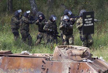 2003: Feldjäger bereiten sich in der Colbitz-Letzlinger Heide au...