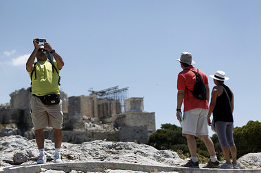 Würden mit der Drachme mehr Urlauber kommen? Touristen vor der A...