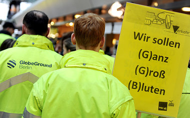Warnstreik von Beschäftigten der GlobeGround Berlin im März auf ...