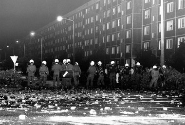 Asylrecht vom rechten Mob sturmreif geschossen: Lichtenhagen nac...