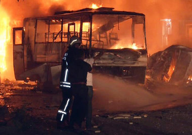 Brennende Autos und Busse nach der Explosion in Gaziantep