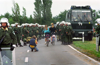 29. August 1992 vor Rostock: Polizeigro&amp;szlig;aufgebot hinde...