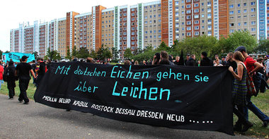 Demonstration am Samstag vor dem »Sonnenblumenhaus« in Rostock-L...