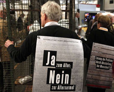 Demonstranten am Deutschen Seniorentag in Hamburg, 4. Mai 2012