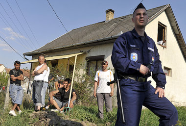 April 2011: Ungarischer Polizist vor einem von Roma bewohnten Ha...