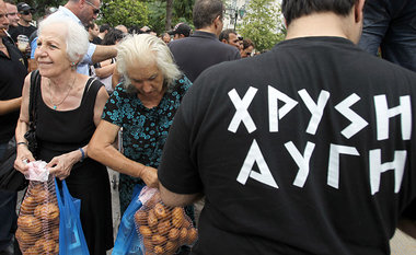 Neonazis von Chrysi ­Avgi verteilen Lebensmittel in Athen – Nich...