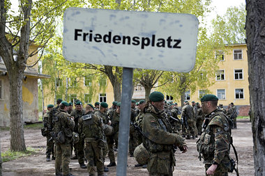 Keine Montage: Krieg hei&szlig;t heute Frieden, daf&uuml;r hat d...