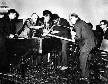 Geburt des Fluxus: Benjamin Patterson (3. v. r.) und seine Genos...