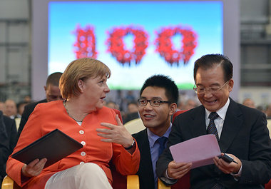 Kanzlerin Merkel und Gastgeber Wen Jiabao am Freitag in einem Ai...