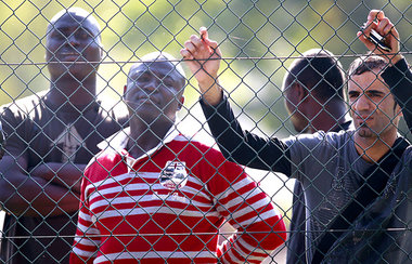 Fl&uuml;chtlinge hinter Maschendraht in Nostorf-Horst (hier im S...